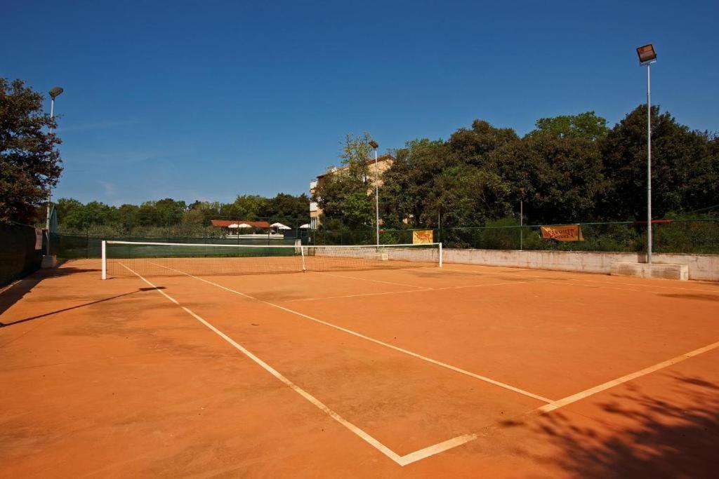 Guesthouse "Barboska" - Big Outdoor Swimming Pool & Private Tennis Court Vodnjan Exterior photo