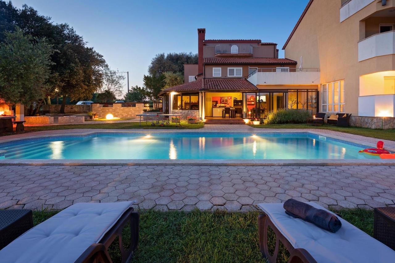 Guesthouse "Barboska" - Big Outdoor Swimming Pool & Private Tennis Court Vodnjan Exterior photo
