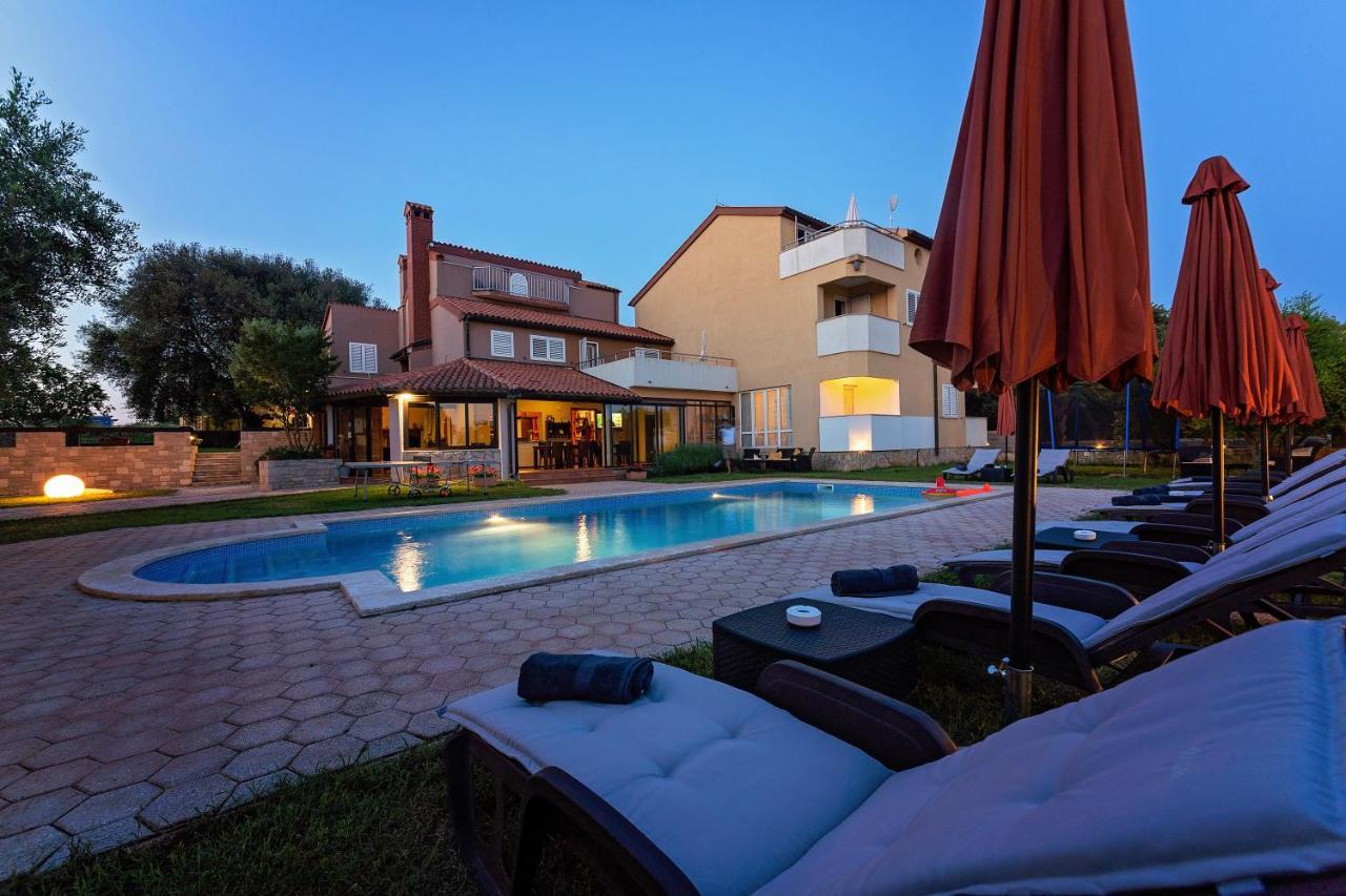 Guesthouse "Barboska" - Big Outdoor Swimming Pool & Private Tennis Court Vodnjan Exterior photo