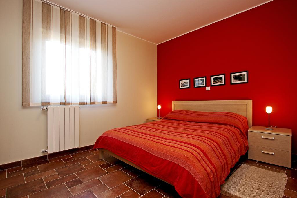Guesthouse "Barboska" - Big Outdoor Swimming Pool & Private Tennis Court Vodnjan Room photo