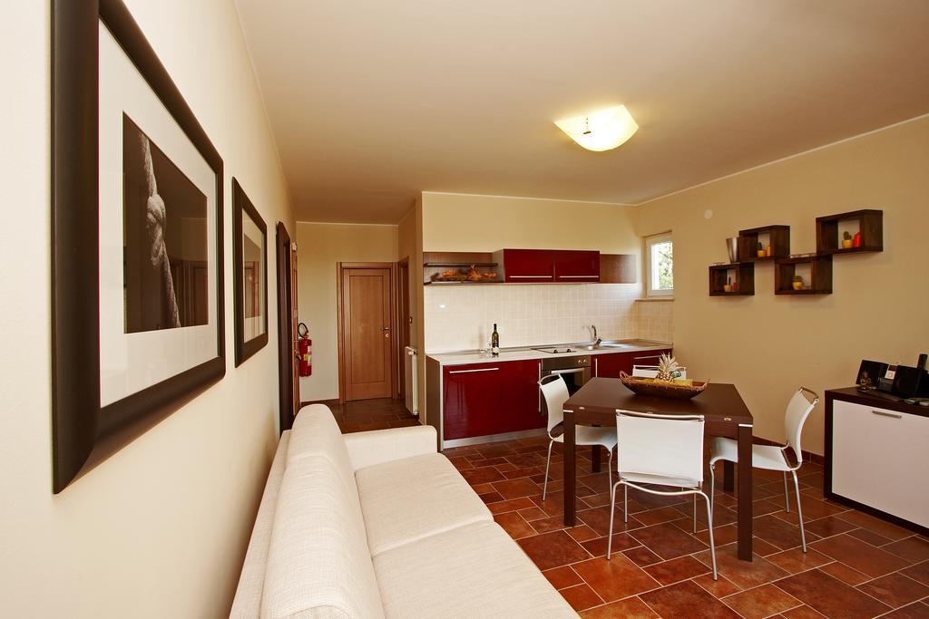 Guesthouse "Barboska" - Big Outdoor Swimming Pool & Private Tennis Court Vodnjan Room photo