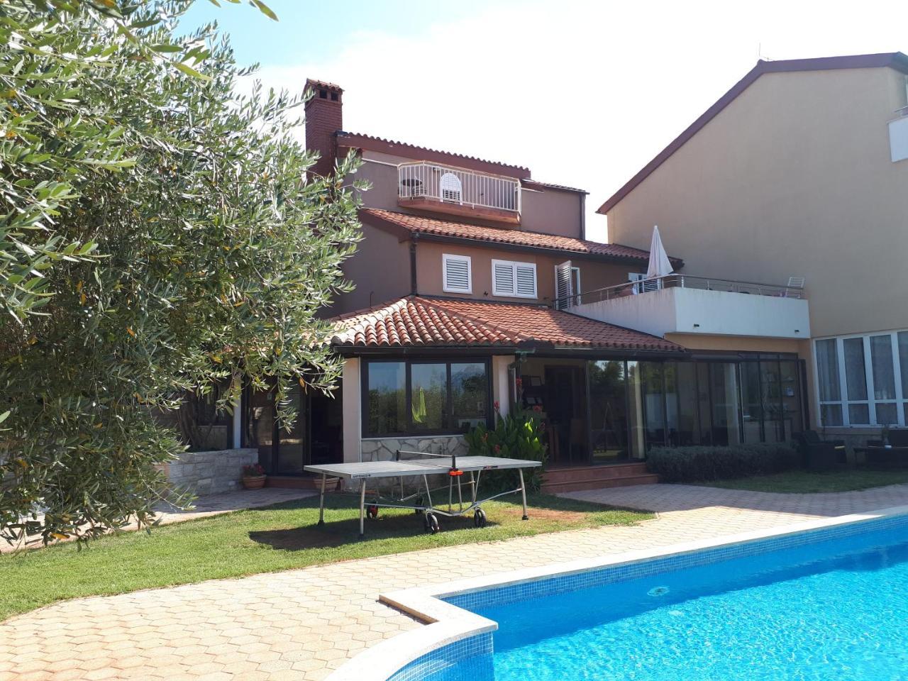 Guesthouse "Barboska" - Big Outdoor Swimming Pool & Private Tennis Court Vodnjan Exterior photo